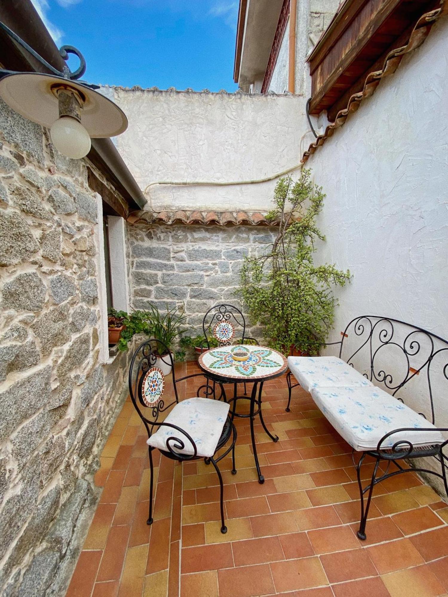 Domos Antigas Bed & Breakfast Bottidda Bagian luar foto